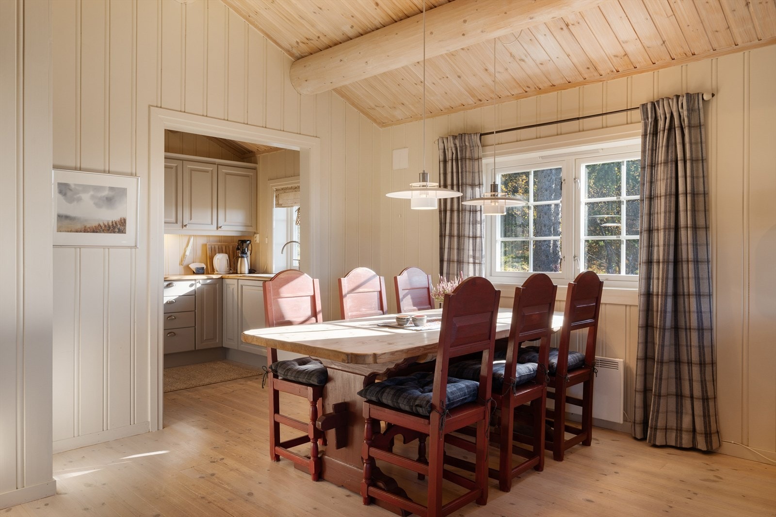 Mellom kjøkkenet og stua er det plass til en stor spisegruppe. Galleribilde