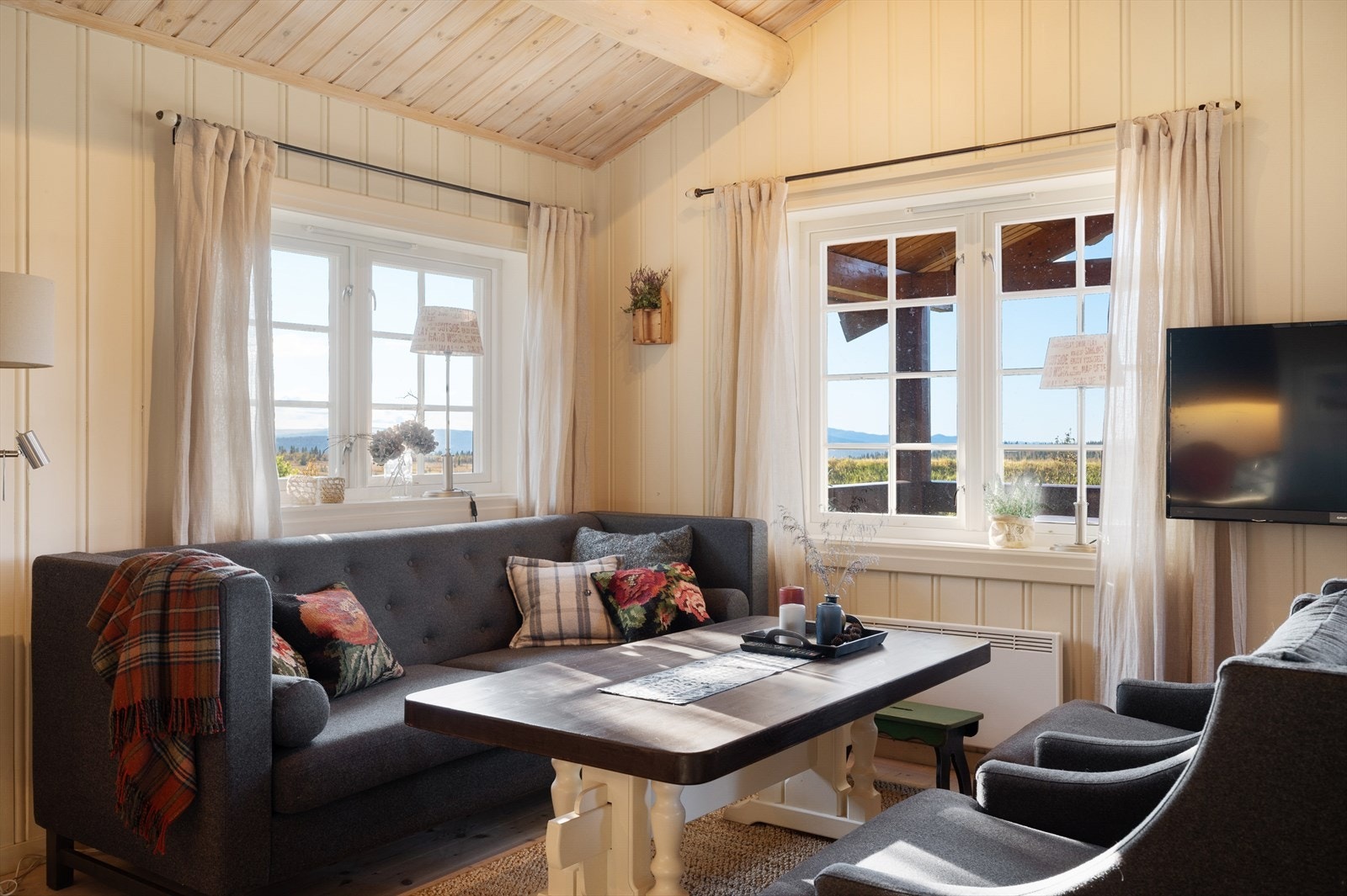 Stua har flere vinduer som gir godt med dagslys. Galleribilde