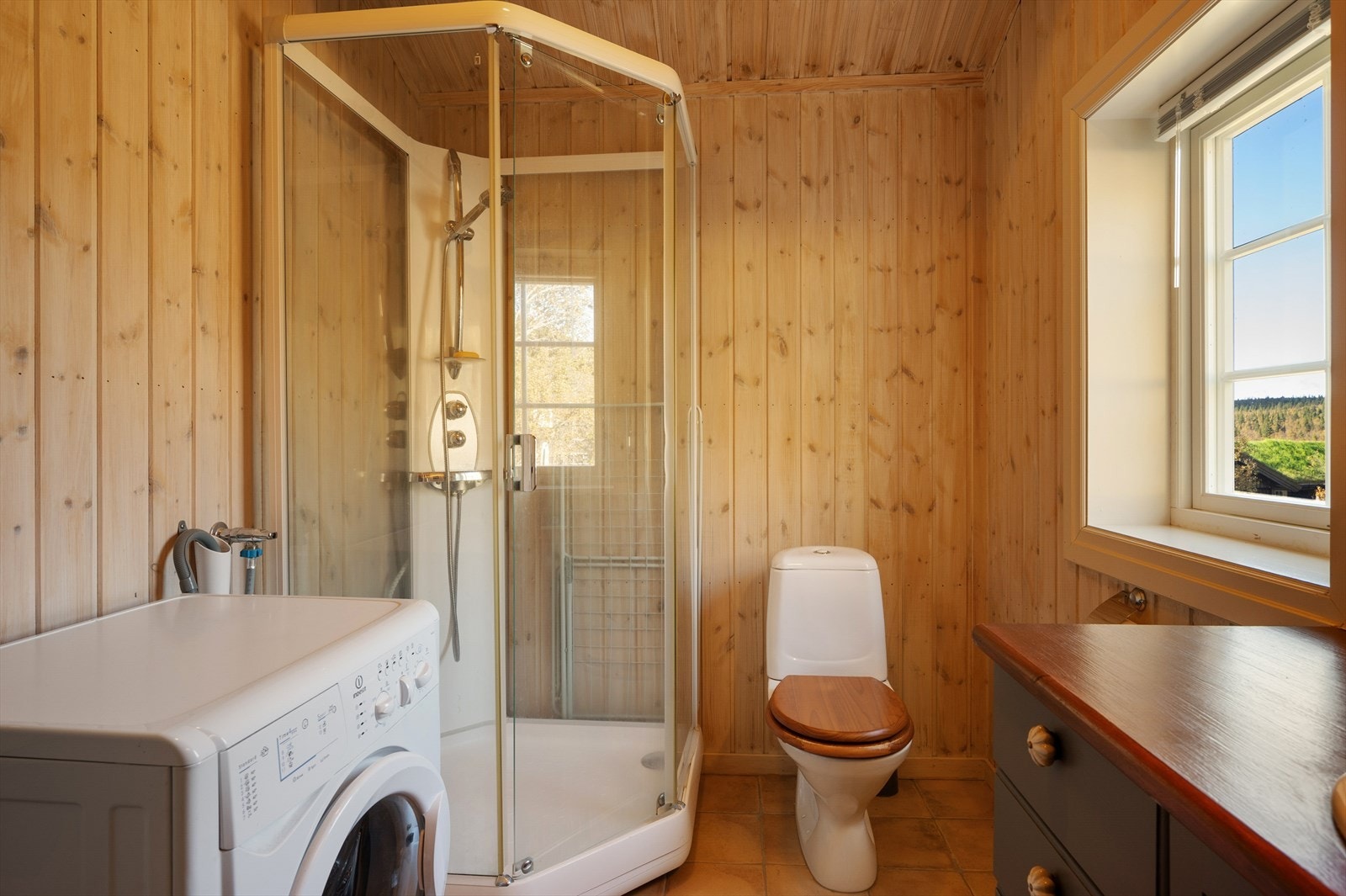 Plass og opplegg for vaskemaskin på bad. Galleribilde