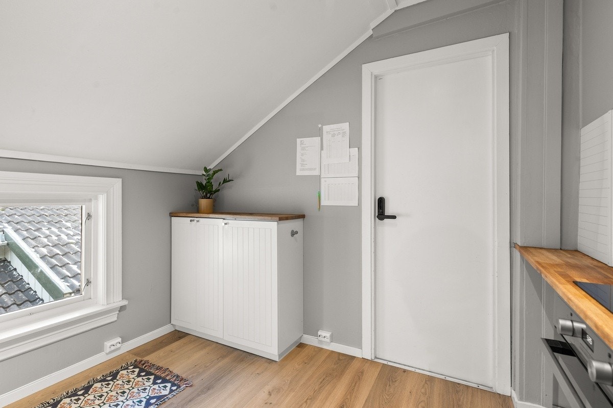 En av soverommene har inngang fra kjøkken Galleribilde