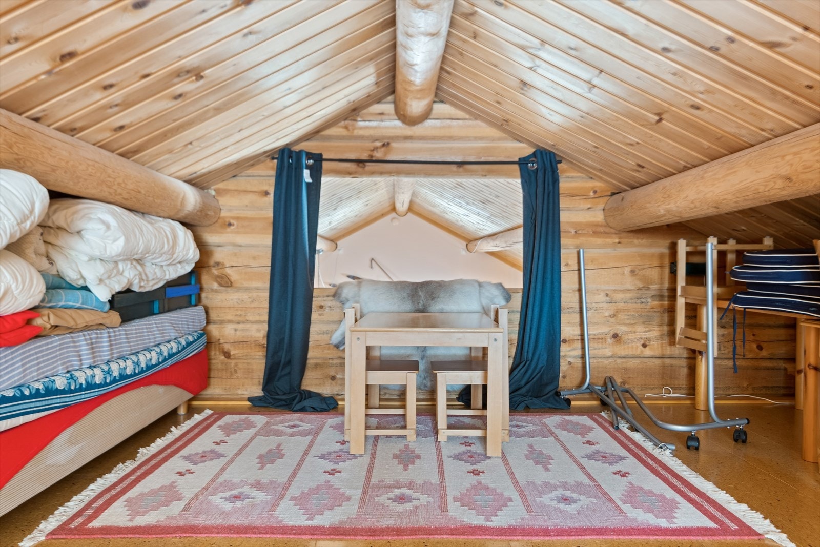 Åpent "vindu" mot stue og kjøkken i 1. etasje Galleribilde