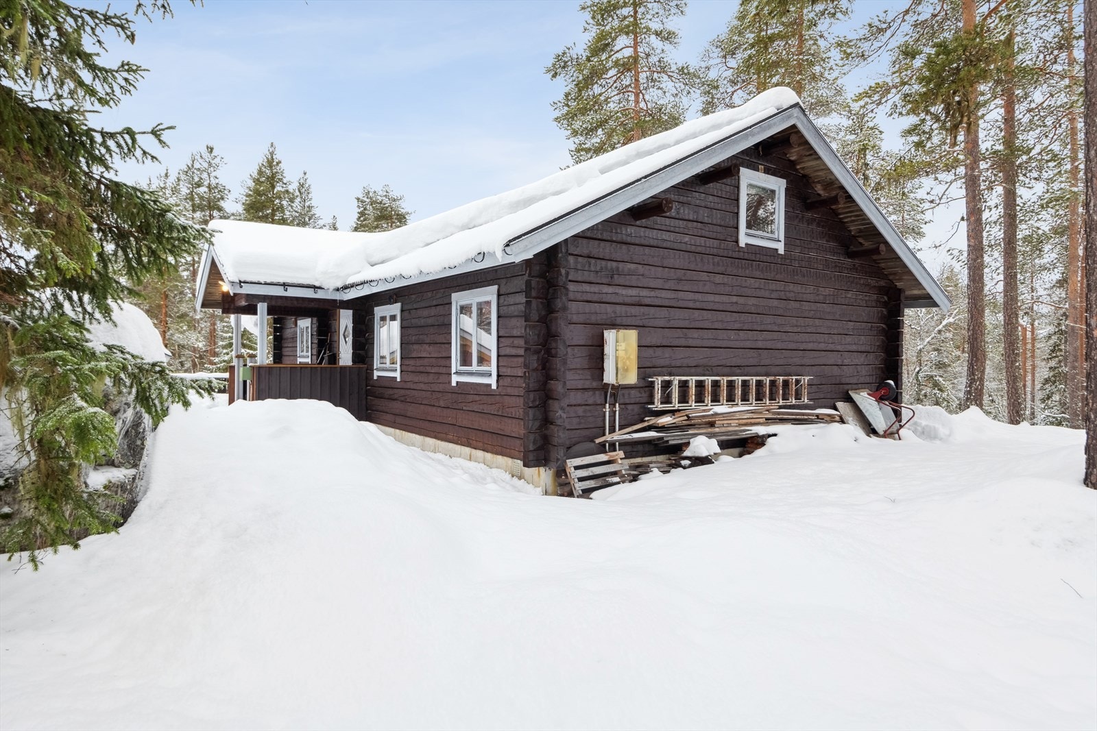 030_Tømmerhytta er oppført i 1990-91.jpg Galleribilde