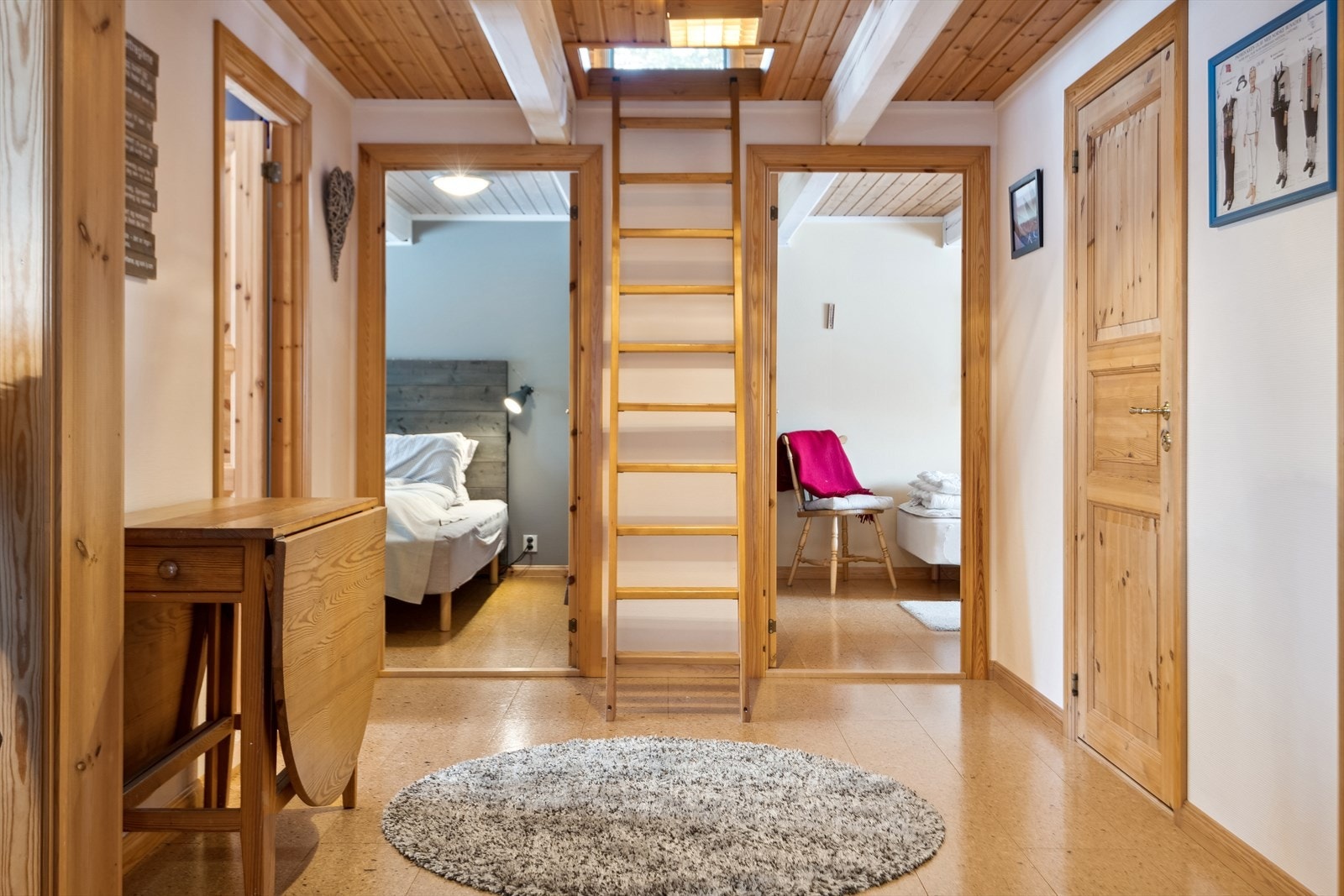 Gang i bad- og soveromsfløy - Trappestige opp til hems Galleribilde