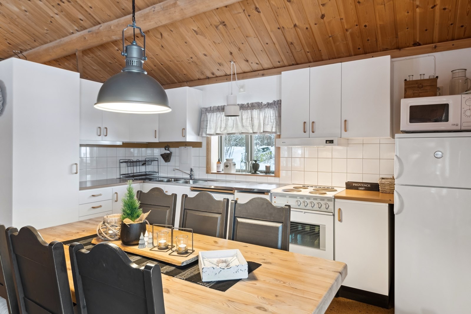 Kjøkkeninnredning med generøs skapplass - Oppvaskmaskin tilknyttet vannstoppsystem Galleribilde