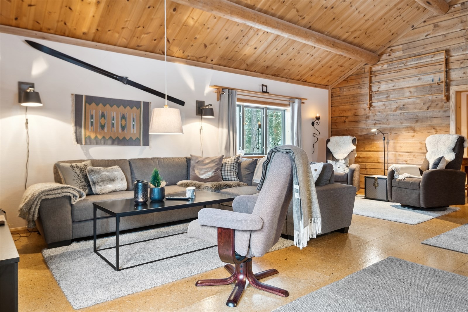 Yttervegger er kledd innvendig - Lakkerte sponplater er gjennomgående på alle på gulv Galleribilde