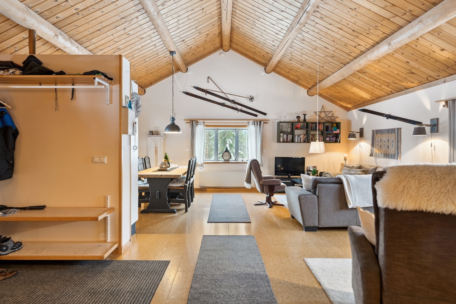 Stue/kjøkken med synlige tømmeråser og meget god takhøyde - Vinduer i tre himmelretninger Galleribilde