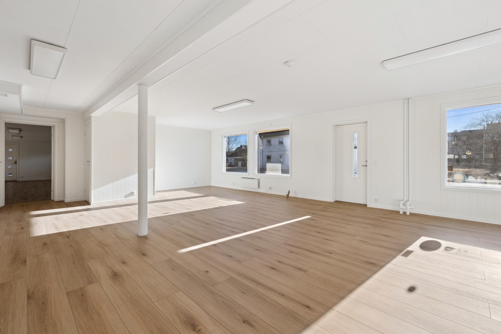 Stort og lyst oppholdsrom i næringsdel. Galleribilde