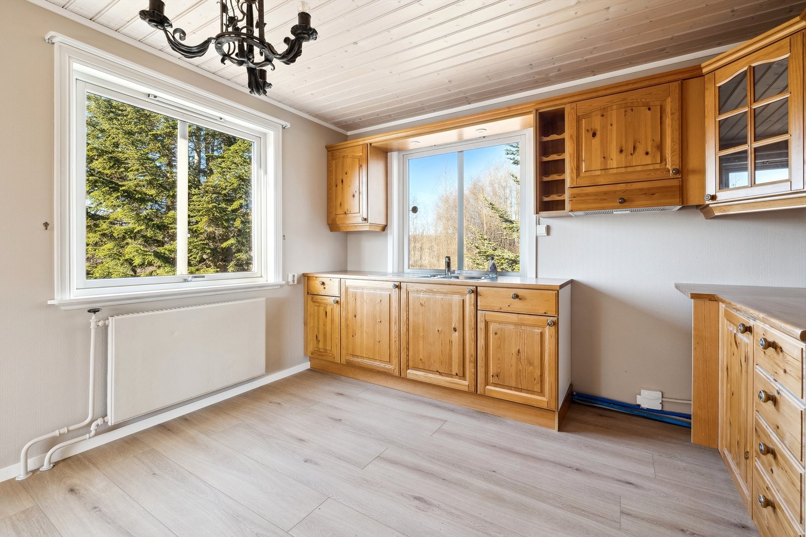 Kjøkken med heltre, profilerte fronter. Galleribilde