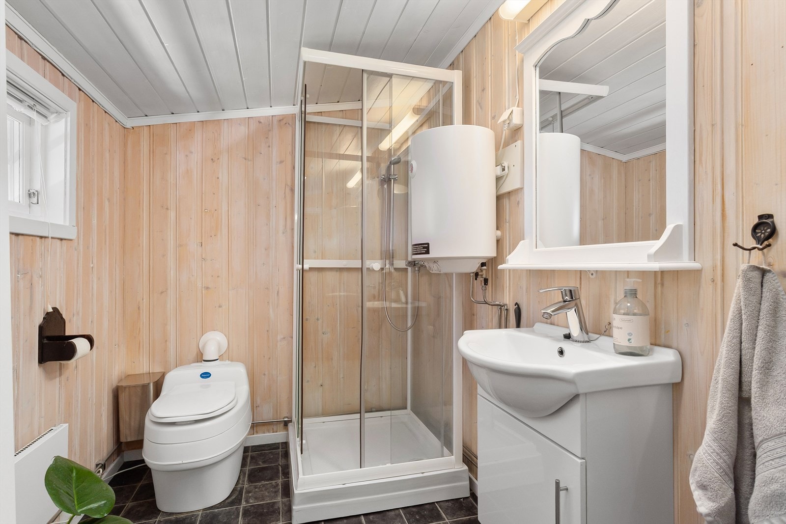 Badet er utstyrt med dusjkabinett, servantinnreding og biotoalett. Hytta har innlagt vann, men ikke lovlig avløp. Galleribilde