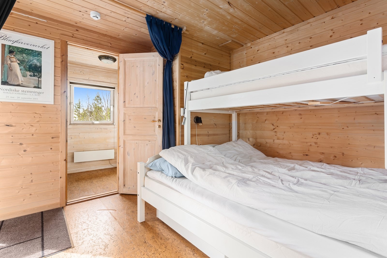 Det første av totalt to soverom i tilbygget del. Galleribilde