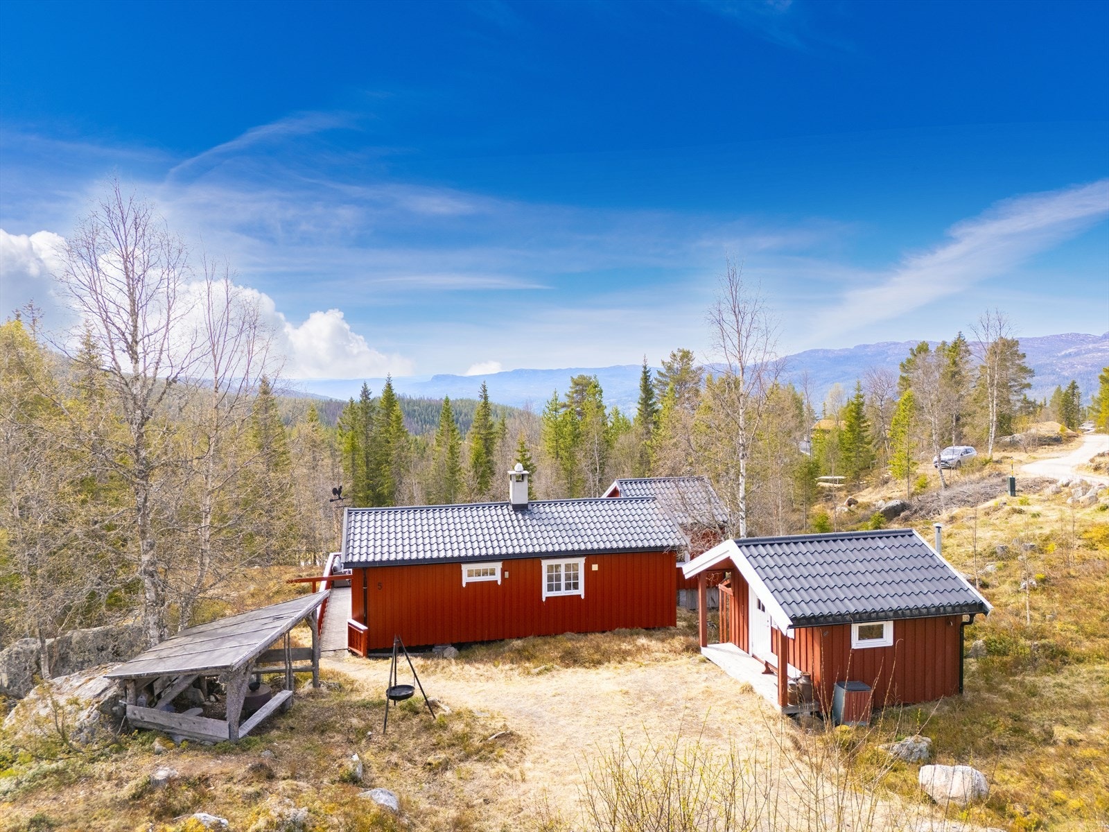 En innholdsrik fritidseiendom med fritidsbolig, snekkerbu/uthus og gapahuk. Galleribilde