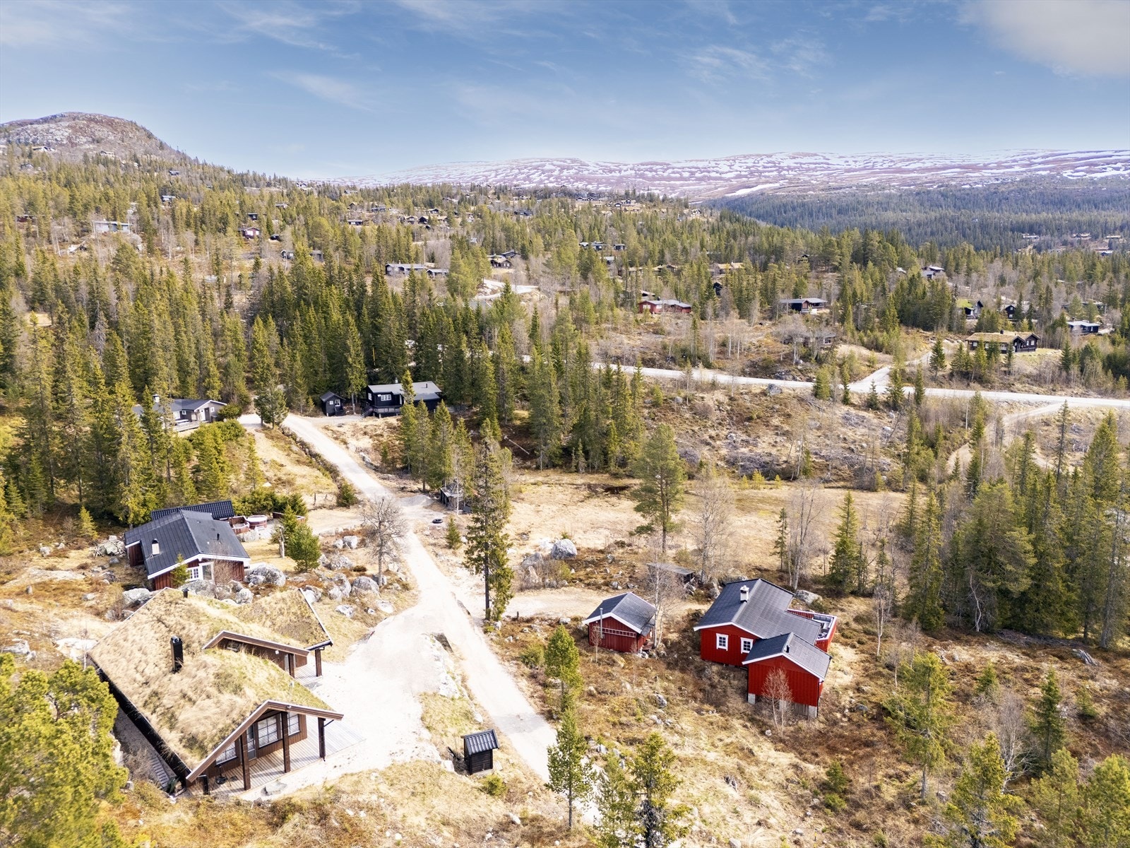 Hytta ligger flott til med gode solforhold. Området er et godt etablert hytteområde. Galleribilde