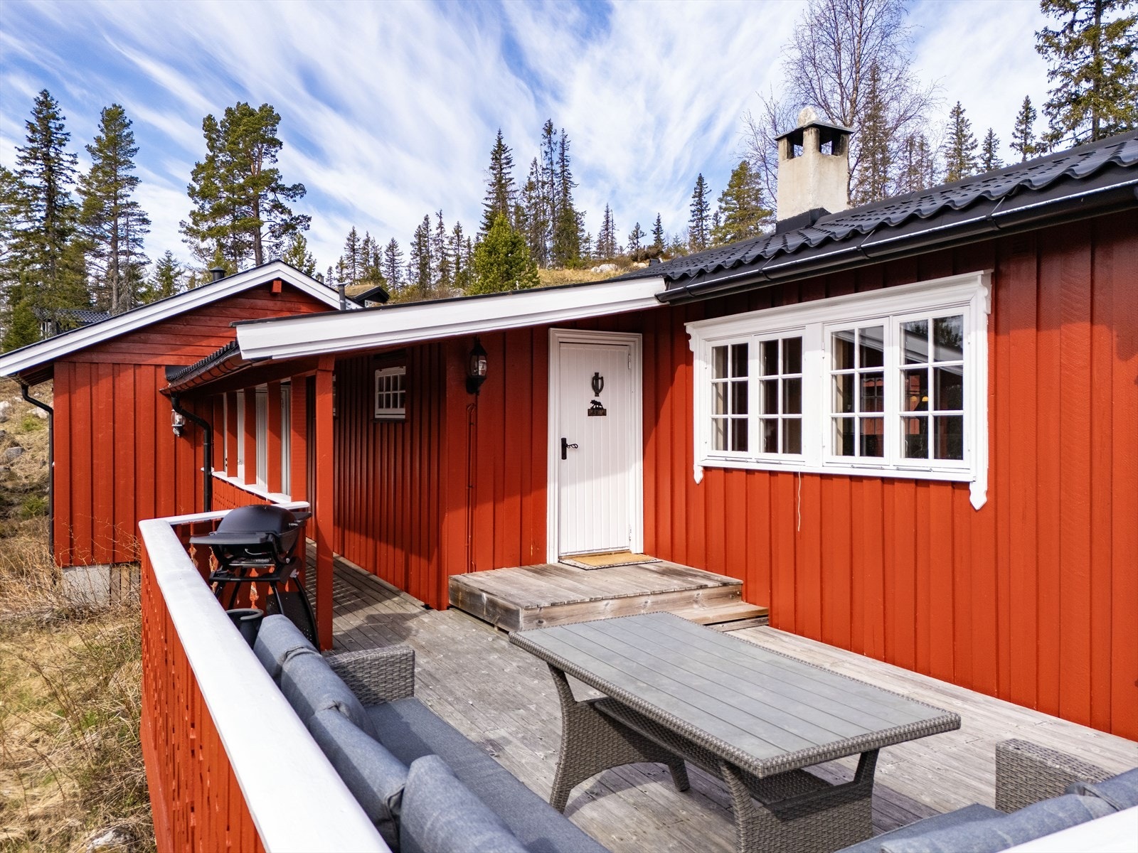 Hyggelig inngangsparti med god plass til utemøblementet. Galleribilde