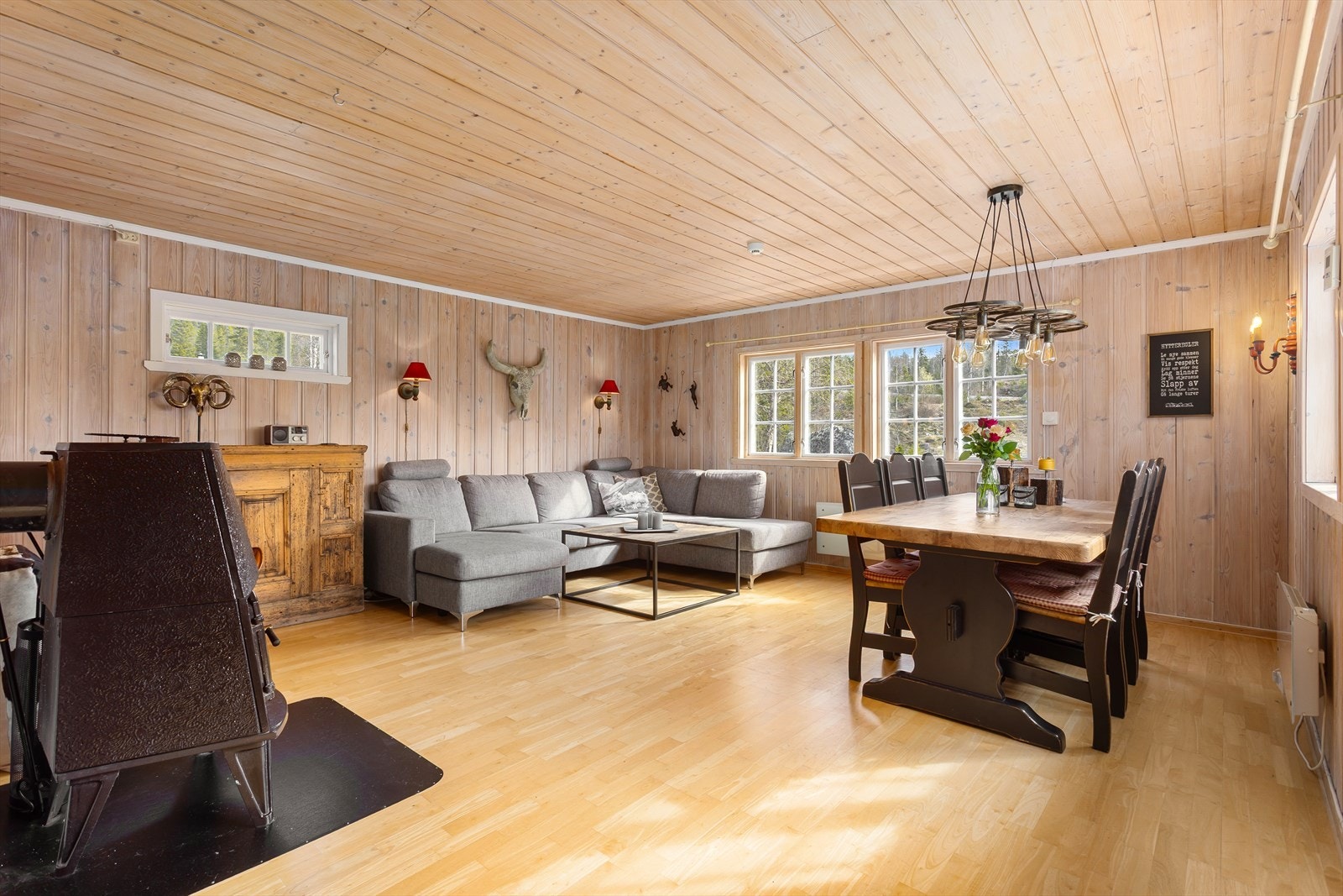 Stuen er av god størrelse med plass til både sofa- og spisegruppe. Galleribilde