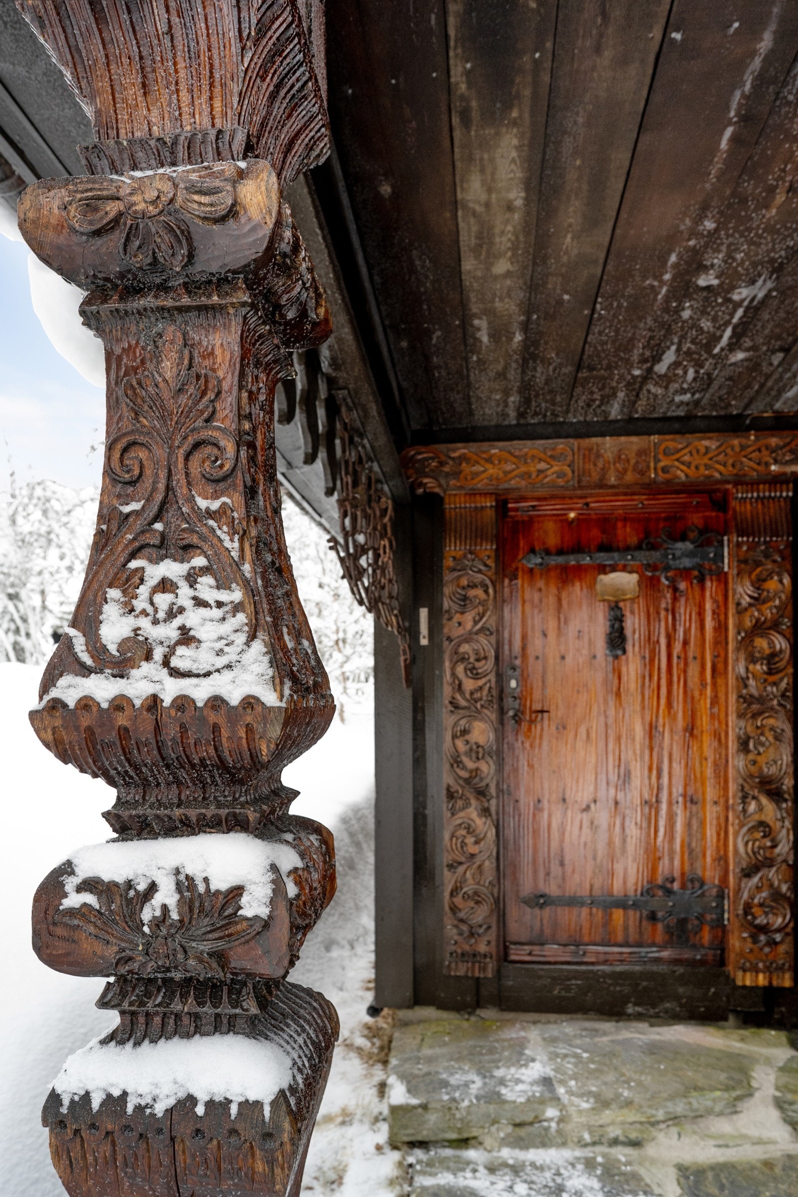 Flotte detaljer på hytta og overbygget inngangsparti Galleribilde