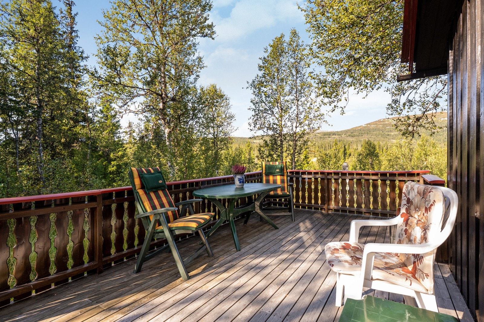 Utenfor hytte er det platting hvor omgivelsene og frisk fjelluft kan nytes Galleribilde