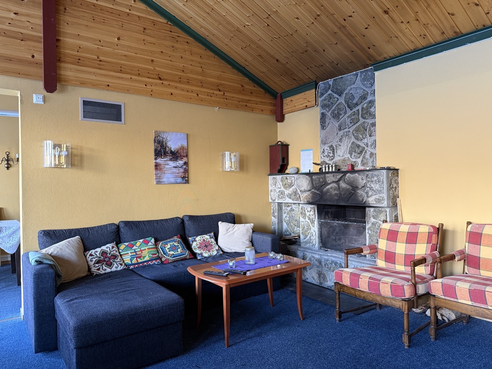 Ein har også ei koseleg peis- og tvstove med kjøkken. Galleribilde