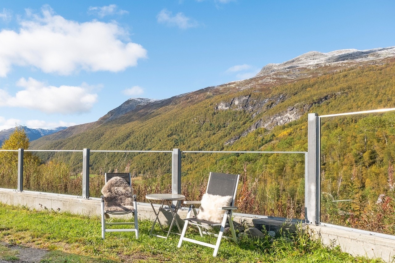 Her får du ei flott fritidsleilegheit med beliggenheit på enden av rekka, med markterrasse og flott utsikt! Felles grusa parkeringsplass. Galleribilde