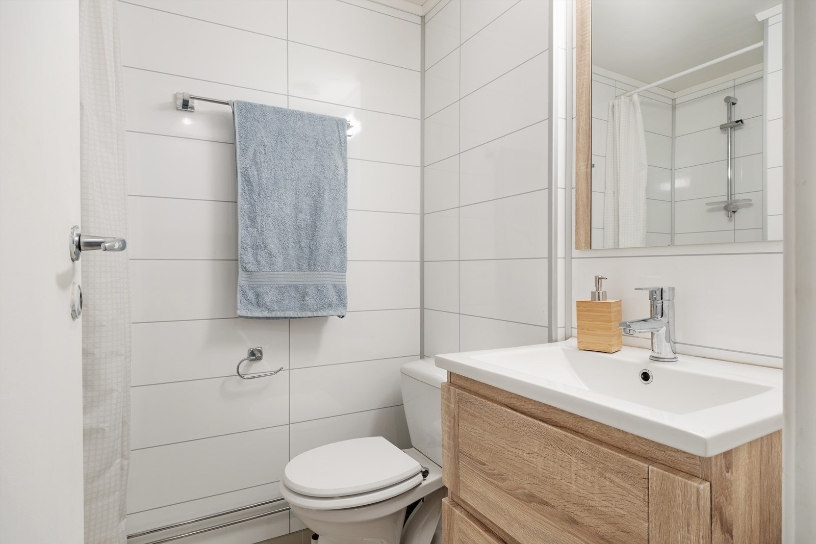 Badet har innreiing med nedfelt servant, toalett og dusjveggar/hjørne. Varmekablar i golv. Galleribilde