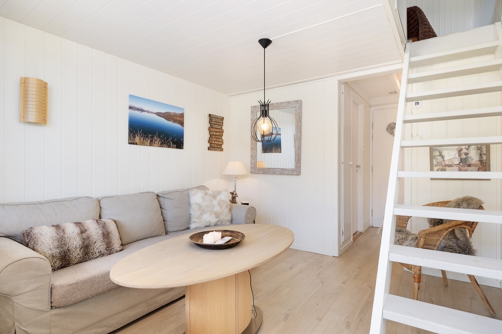 Leilegheita går over 1 plan m/hems og er enkel å innreie. Galleribilde