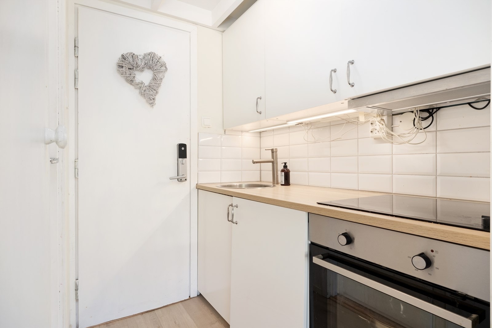 Ein har også inngang til kjøkken frå felles gang. Galleribilde