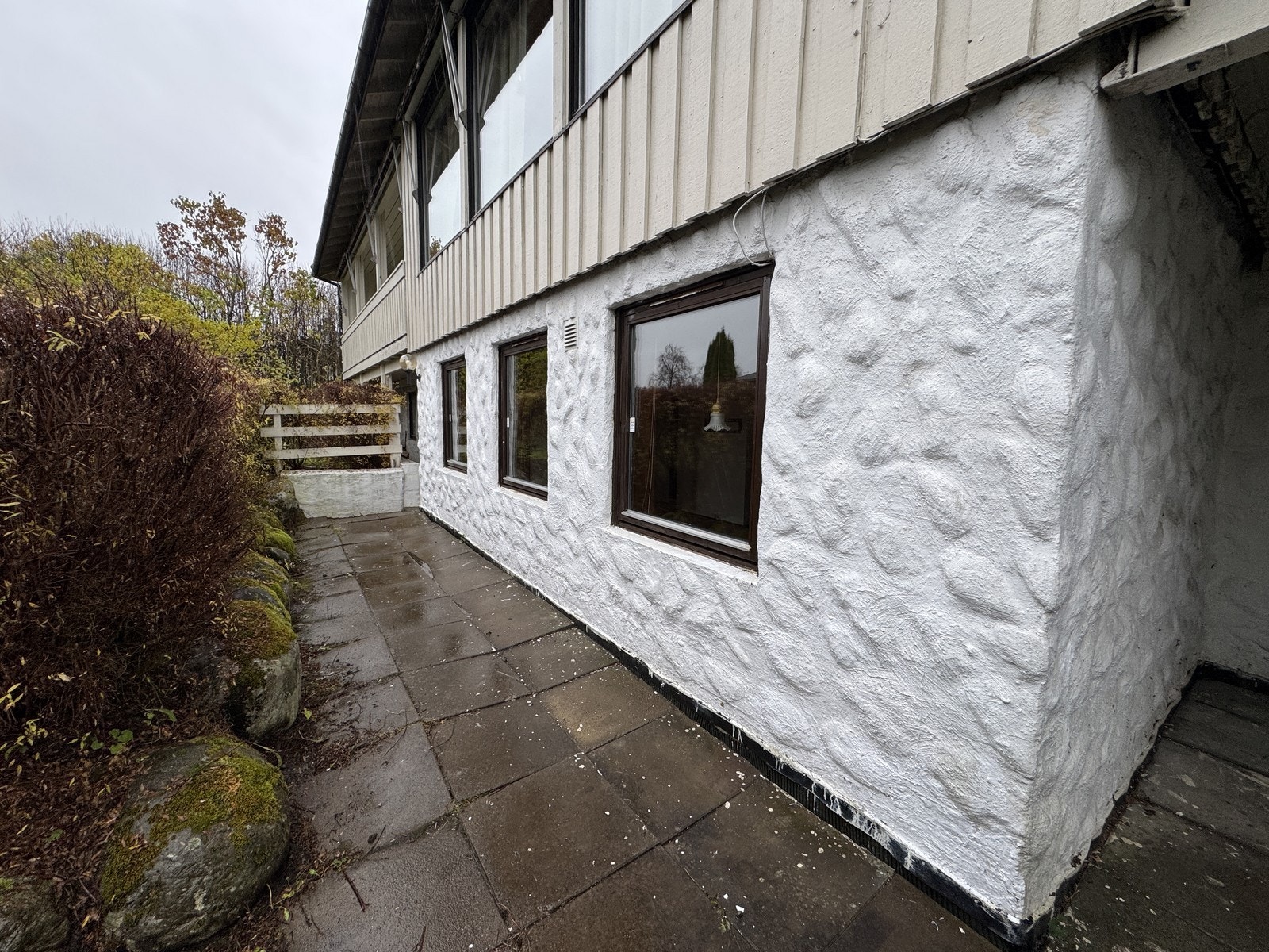 Trivelig inngangsparti med steinlagt gulv. Galleribilde