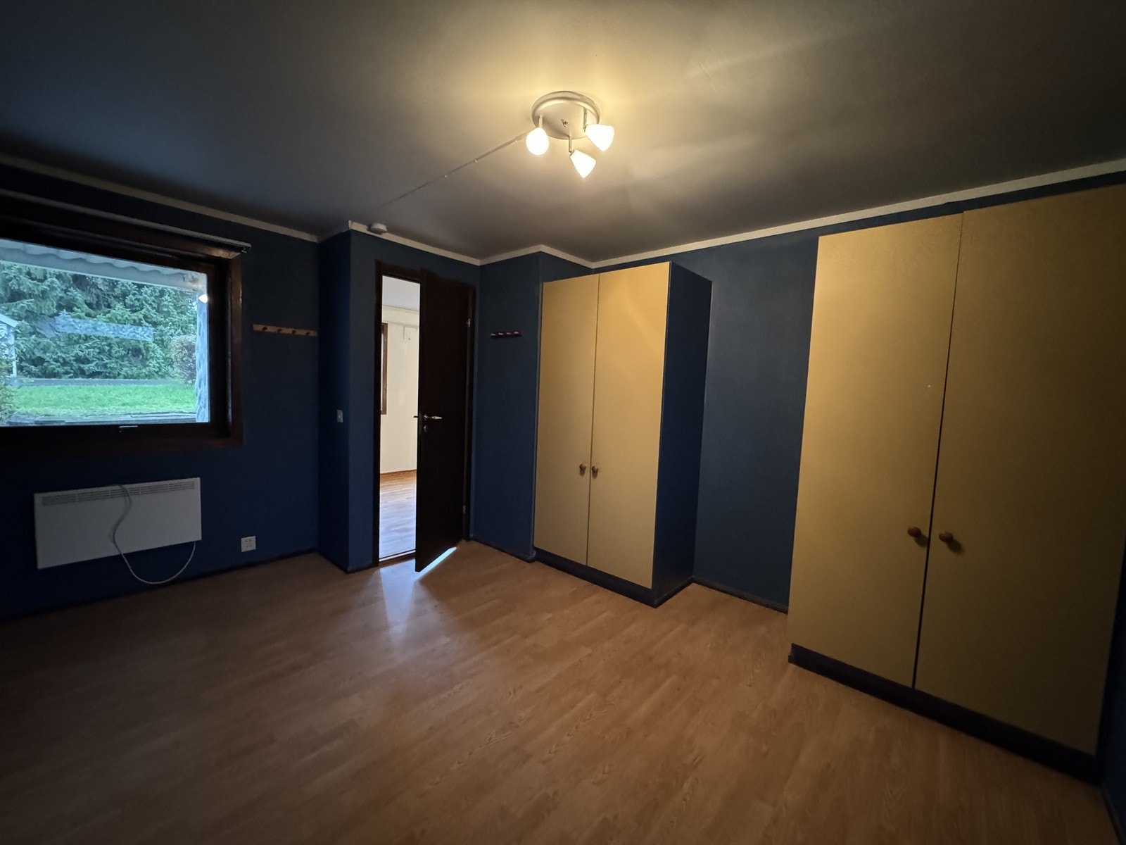 Soverommet har godt med lagringsplass i garderobeskap som følger med. Galleribilde