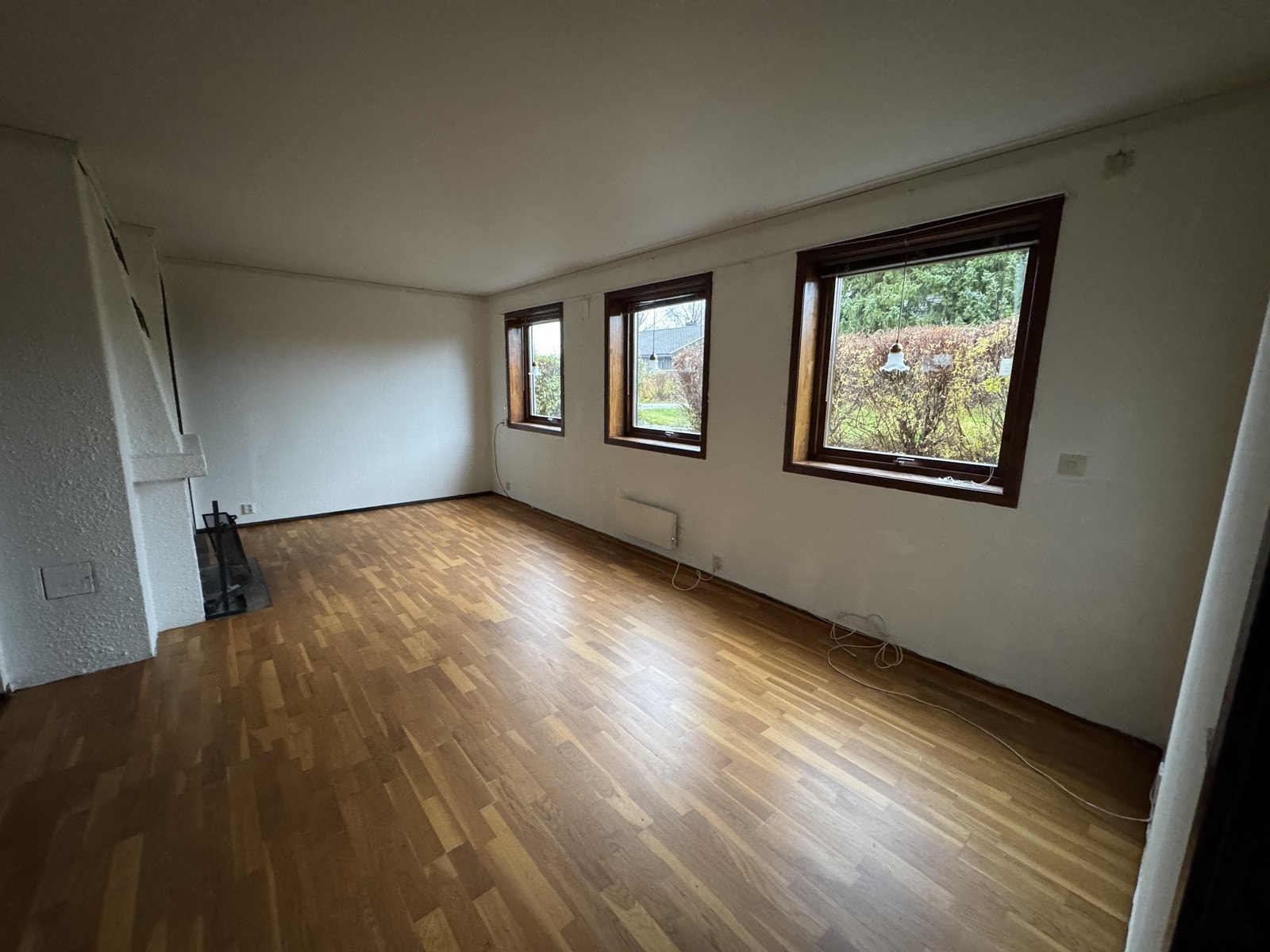 Romslig stue med peis og god plass til både sofa- og spisegruppe. Galleribilde