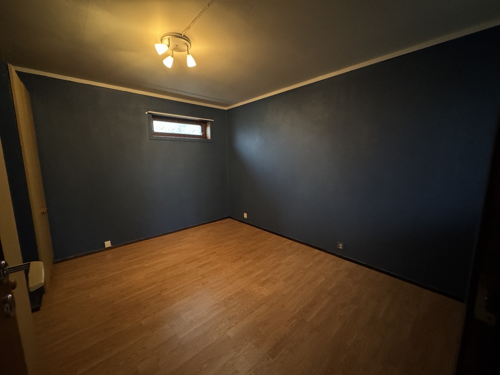 Soverom av god størrelse med plass til dobbeltseng, nattbord og oppbevaring. Galleribilde