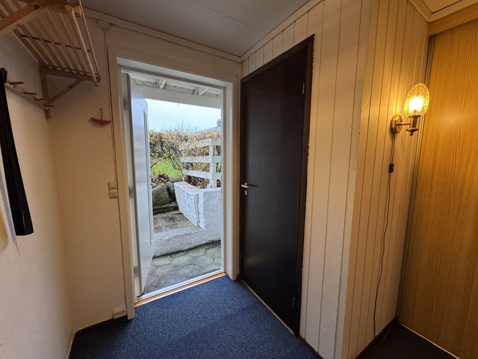 Entré med praktisk plass til oppbevaring og sko. Galleribilde