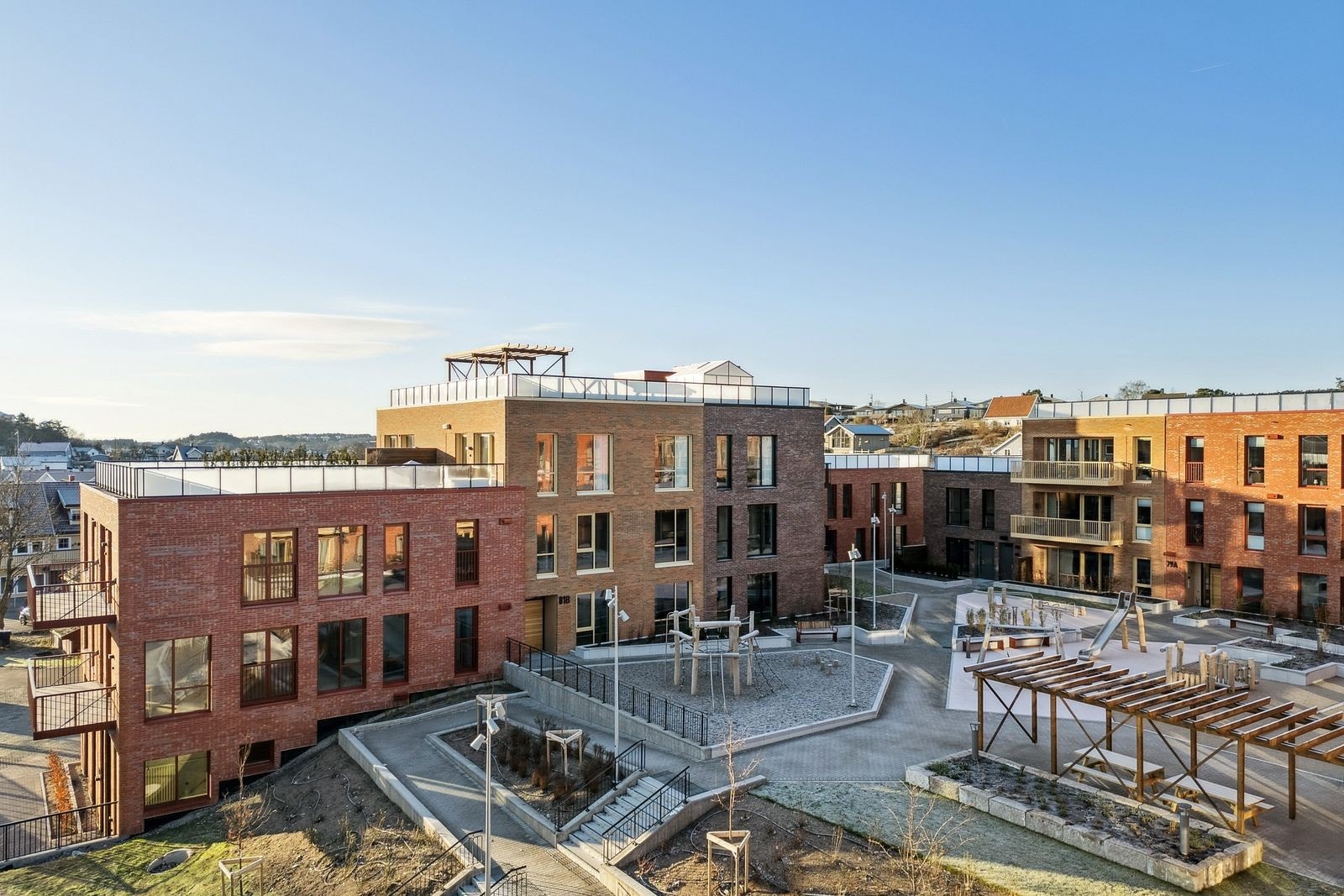 Uteområdet er pent opparbeidet med ulike soner, til glede for store og små Galleribilde