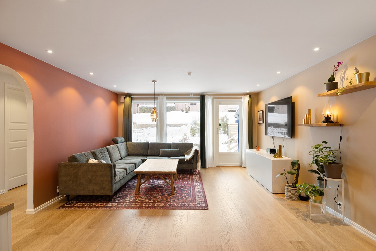 Stue med utgang til fremsiden av huset, som forlenger oppholdsrommet i sommerhalvåret. God plass til både avslapning og sosiale soner. Galleribilde