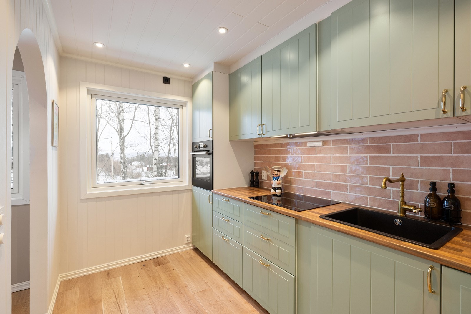 God arbeidsflate. Enkelt å holde ryddig og funksjonelt. Galleribilde