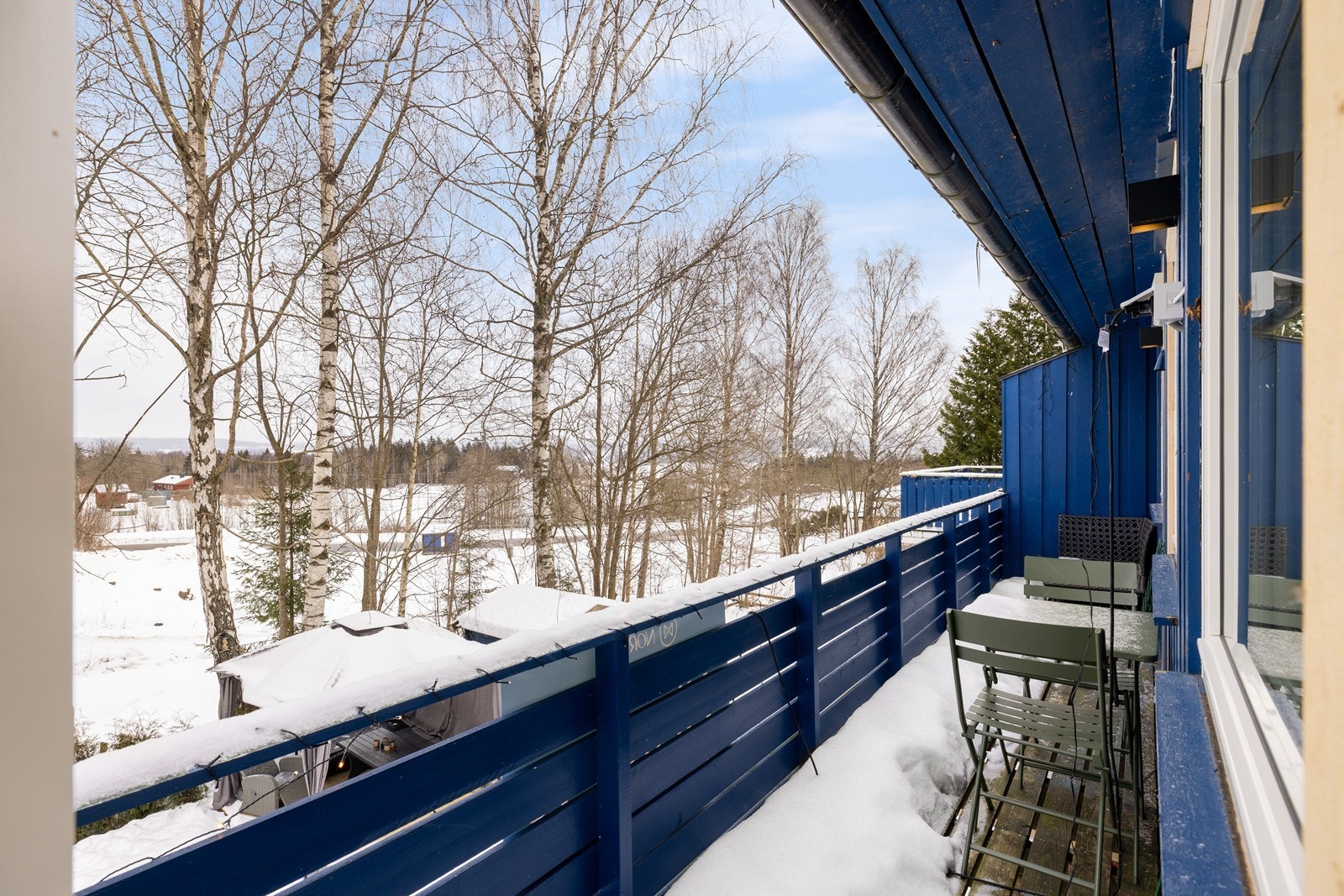 Nordvendt balkong med utsyn mot grønne omgivelser. Et fint sted for morgenkaffen eller rolige kvelder. Galleribilde