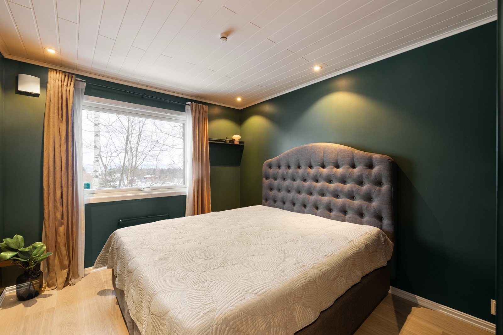 Hovedsoverom med plass til dobbeltseng og garderobeløsning. Rolig fargevalg gir god romfølelse. Galleribilde