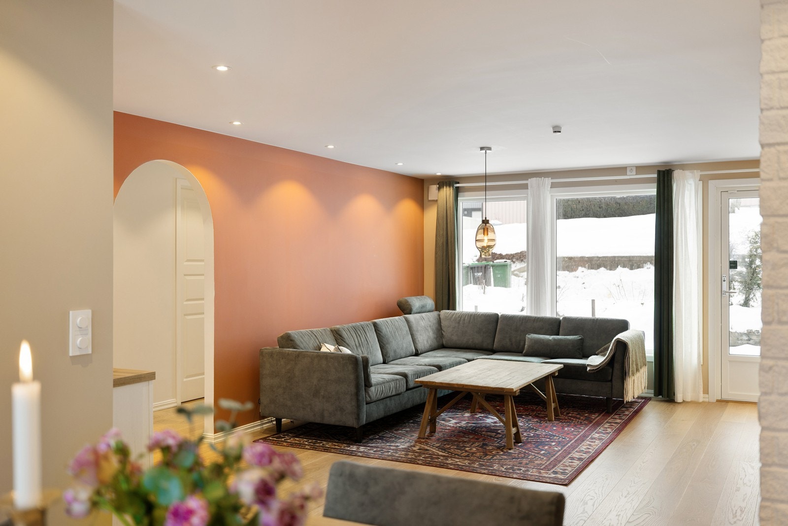 Lys og romslig stue med god takhøyde og store vindusflater. Åpen løsning som gir en sosial og luftig atmosfære. Galleribilde