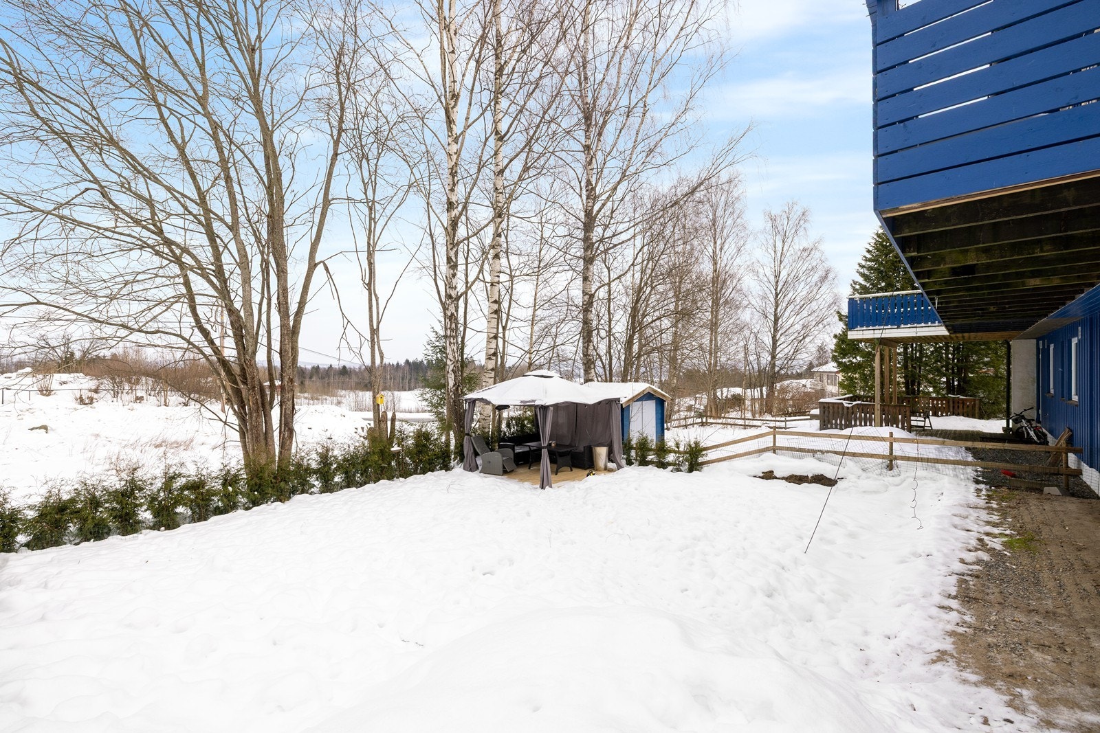 Direkte ut i hage bak huset finner man om sommeren grønt gress, fine uteområder og en hyggelig pergola. Galleribilde