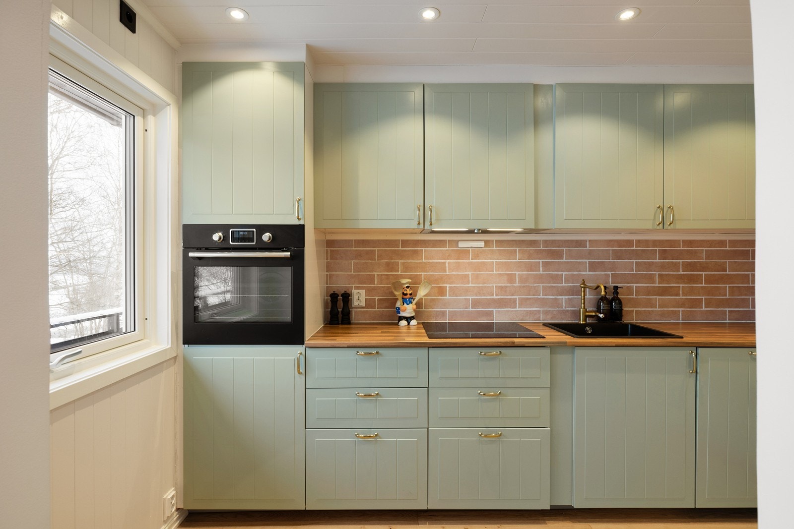 Kjøkkenet fremstår helhetlig og gjennomført. Et rom som både er pent og effektivt i bruk. Galleribilde