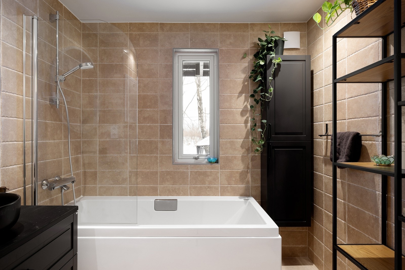 Romslig dusj- og badesone og god oppbevaringsplass. Et gjennomført og pent rom. Galleribilde