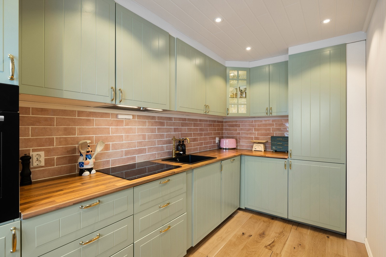 Kjøkkenet er pusset opp i moderne stil med tidløse materialvalg. God skap- og oppbevaringsplass. Galleribilde