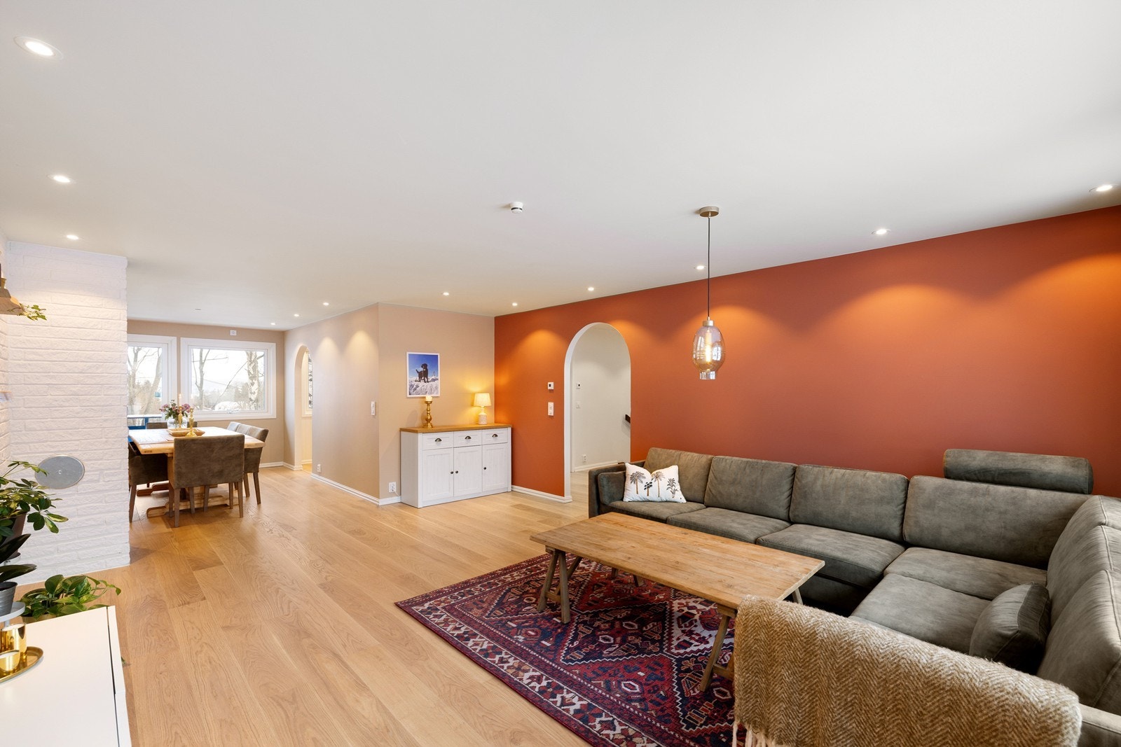 Tobias N. Gulbrandsen har gleden av å presentere Bakkeveien 42 - en stor, attraktiv og barnevennlig halvpart tomannsbolig i Flateby! Foto: Lise Helene Stigen Galleribilde