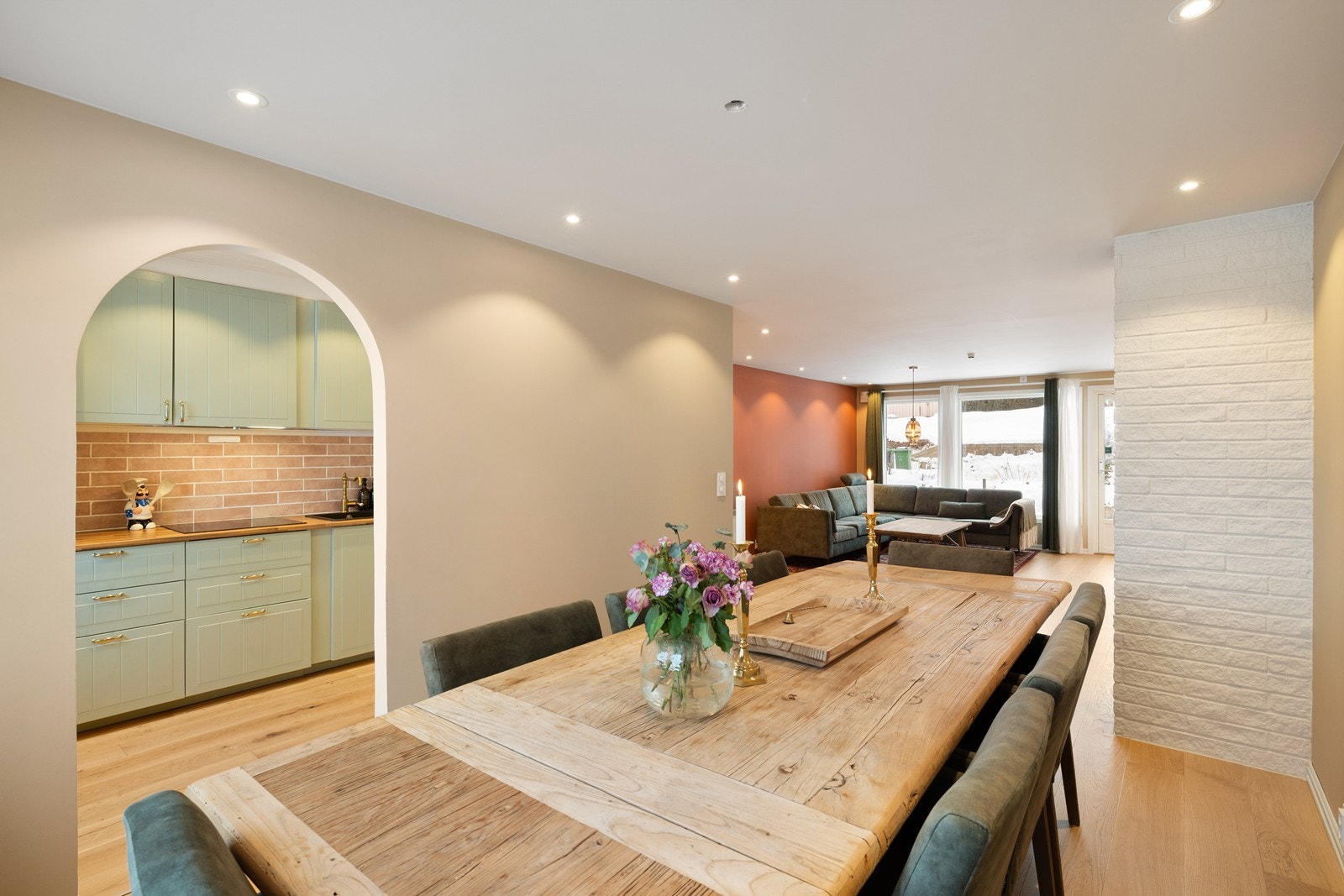 Kjøkken og spisestue i delvis åpen løsning gir en luftig og sosial planløsning. Perfekt for både hverdagsliv og gjester. Galleribilde