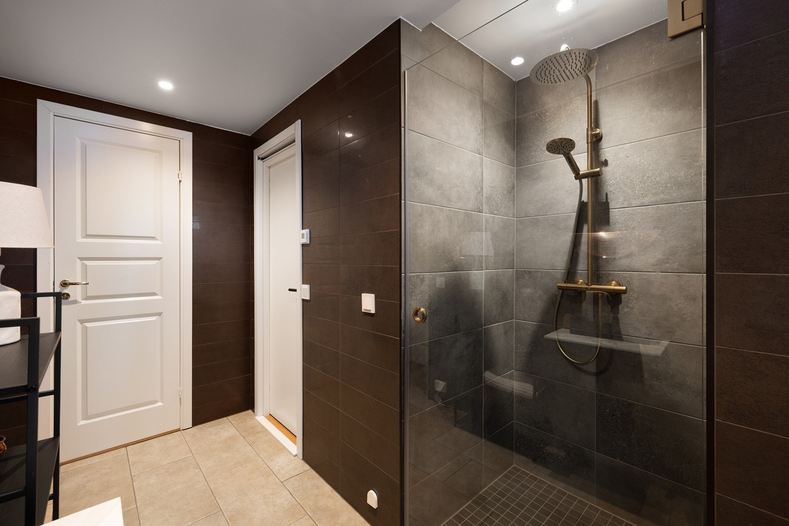 Fra dette rommet har man direkte adkomst til bakhagen - perfekt for å skylle av seg gjørme og skitt. Galleribilde