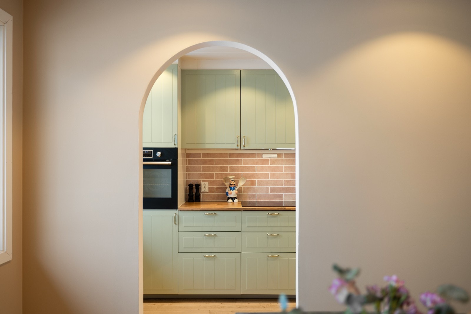 Boligen er blitt betydelig oppgradert i senere tid, men selger har beholdt noe av de klassiske, men lekre, detaljene. Galleribilde