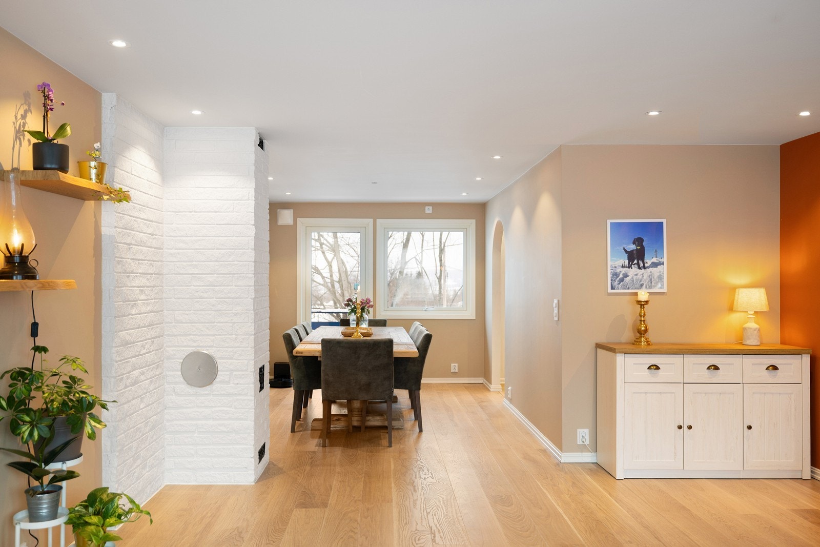 Spisestue med plass til langbord og hyggelige middager. Naturlig samlingspunkt i boligen. Utgang til balkong fra spisestuen. Galleribilde