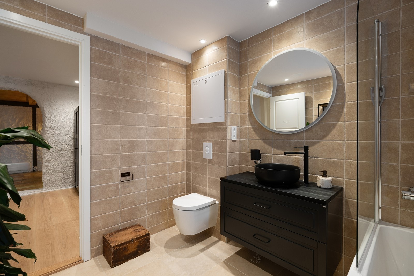 Badet er pusset opp med stilrene materialvalg. God komfort og funksjonalitet. Galleribilde