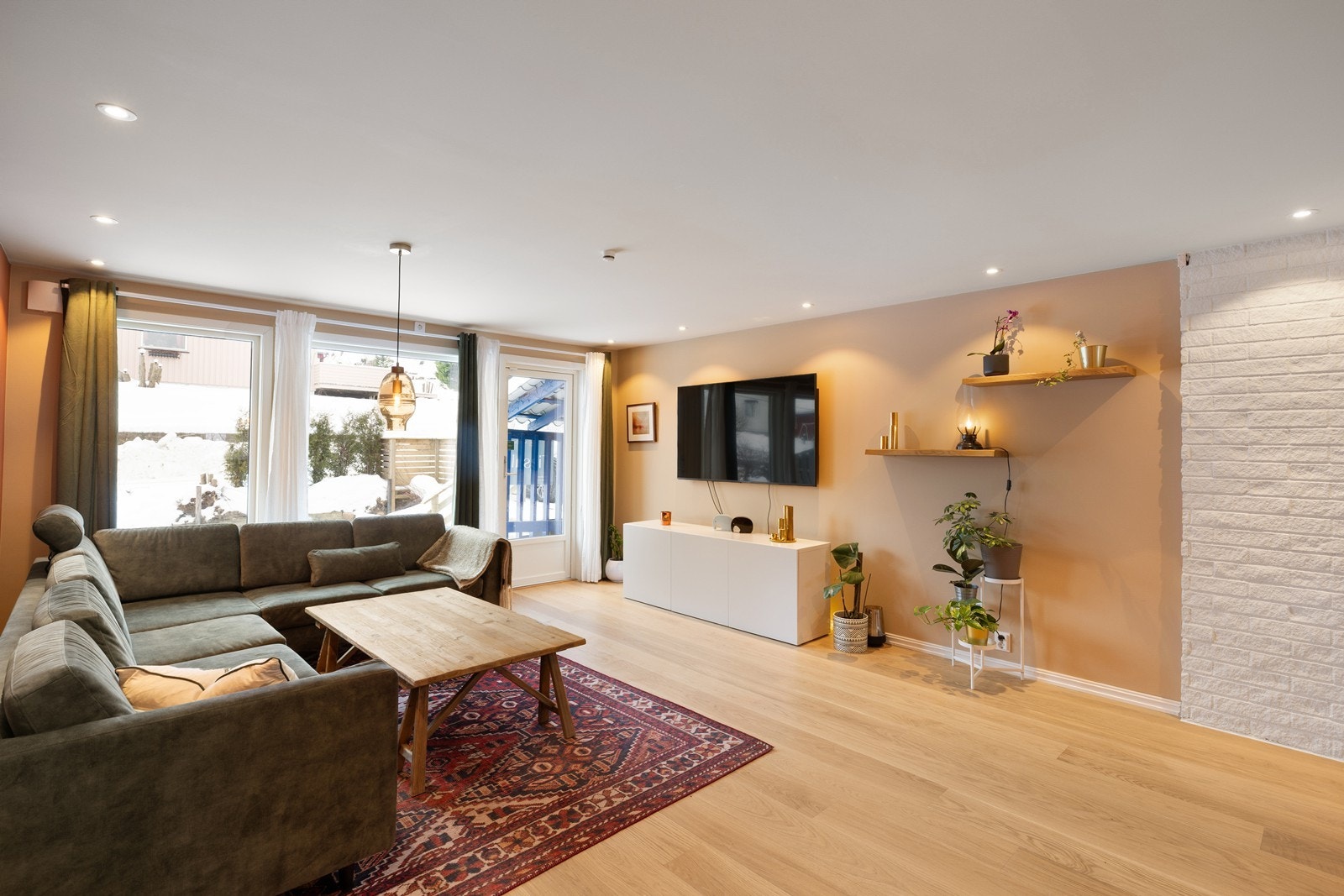 Romslig oppholdsrom med flere møbleringsmuligheter. Store vindusflater slipper inn rikelig med dagslys. Galleribilde