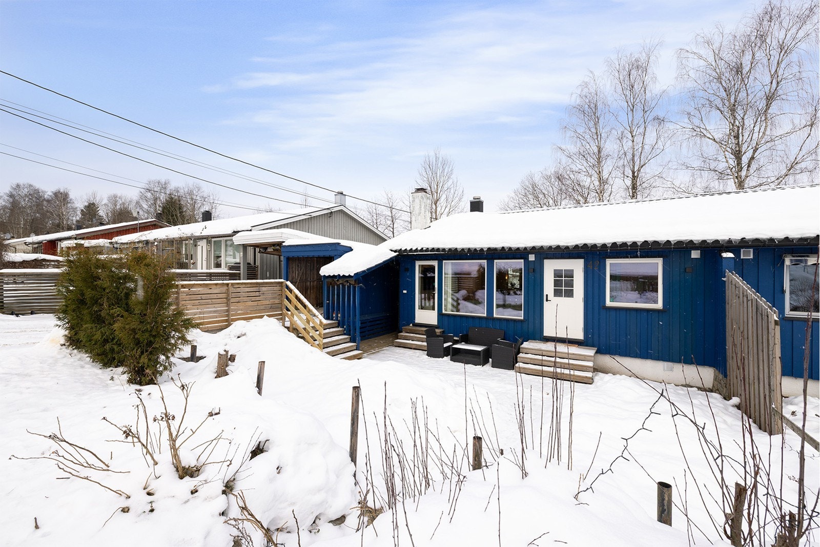 Fasade som gir et godt helhetsinntrykk av eiendommen. En bolig som fremstår velholdt og innbydende, i naturlige og rolige omgivelser. Galleribilde