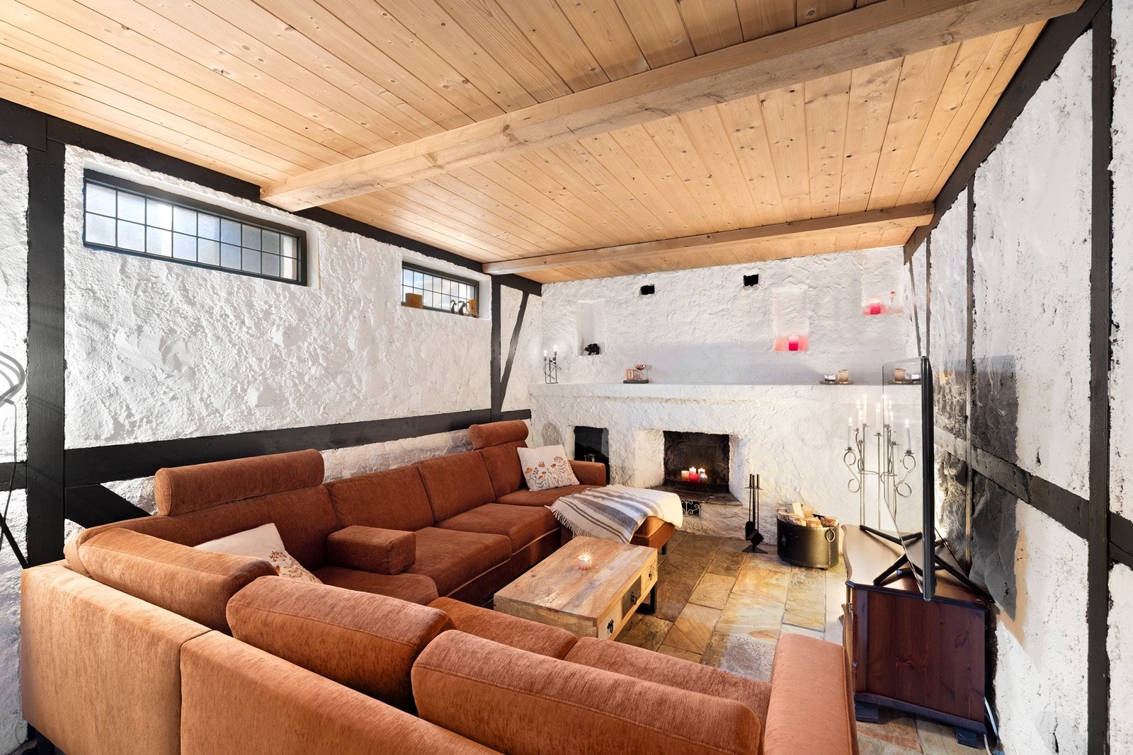 Underetasje med romslig oppholdsrom og mange bruksmuligheter. Perfekt som TV-stue eller ungdomsavdeling. Galleribilde