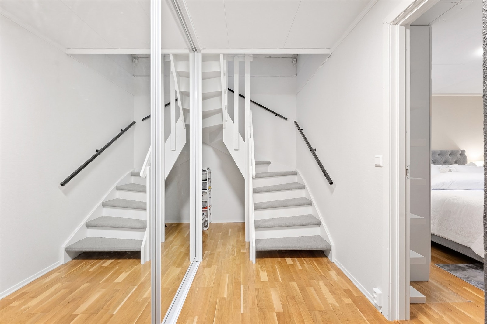 Praktisk skyvedørsgarderobe i trapperom i tilknytning til soverom og bad Galleribilde